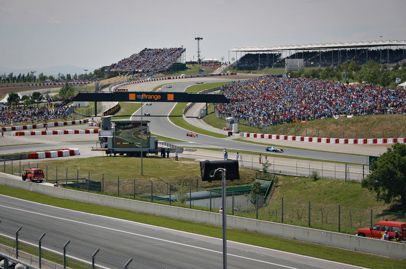 Wide view of a Formula 1 circuit with full grandstands on race day